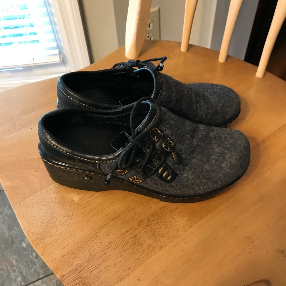 Born grey felt and leather clogs. Size 6